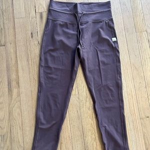 Vuori Daily Legging in purple (medium)